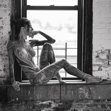  Nude