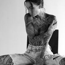  Nude