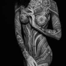  Nude