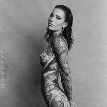  Nude