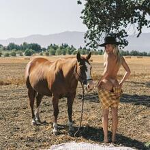  Nude