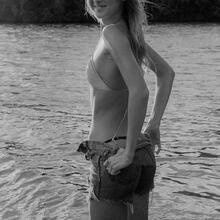  Nude