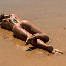  Nude