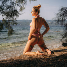  Nude