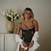  Nude
