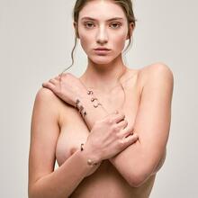  Nude