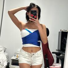  Nude
