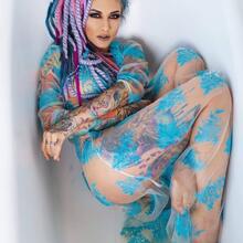  Nude