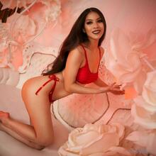  Nude