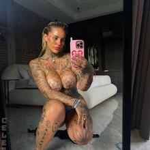  Nude