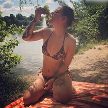  Nude