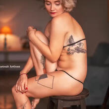  Nude