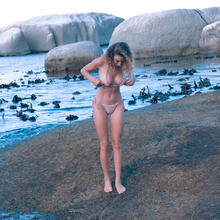 Nude