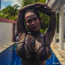  Nude