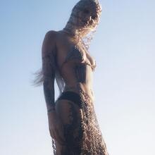  Nude