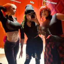  Nude