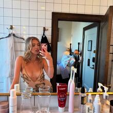  Nude
