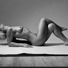  Nude