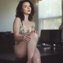  Nude