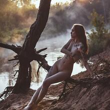  Nude