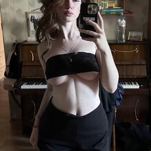  Nude