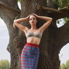  Nude