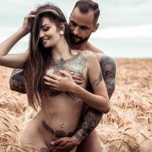  Nude