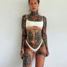  Nude