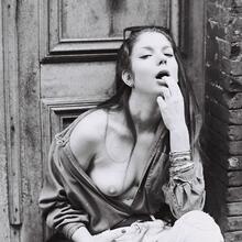  Nude