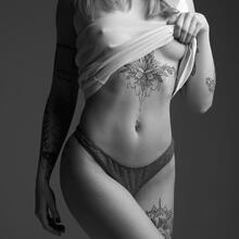  Nude