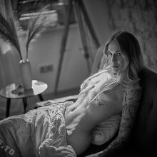  Nude