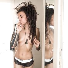  Nude