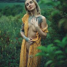  Nude