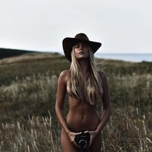  Nude