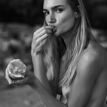  Nude
