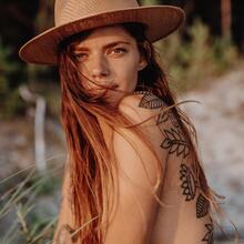  Nude