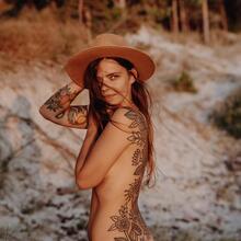  Nude