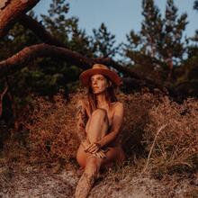  Nude