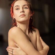  Nude