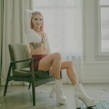  Nude