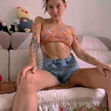  Nude
