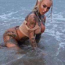  Nude
