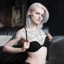  Nude