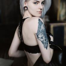  Nude
