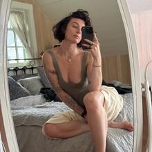 Nude