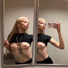  Nude
