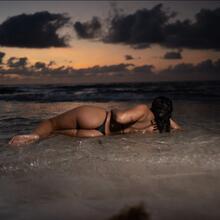  Nude