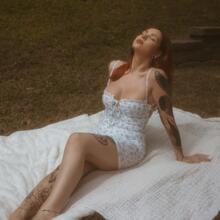  Nude