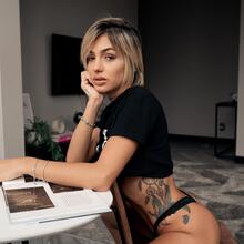  Nude