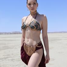  Nude